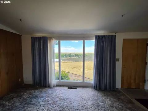 Living - 68883 Loop Dr, Hines, OR 97738 photo 1 of 4