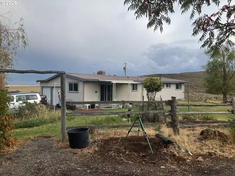 Exterior - 68883 Loop Dr, Hines, OR 97738 photo 3 of 8