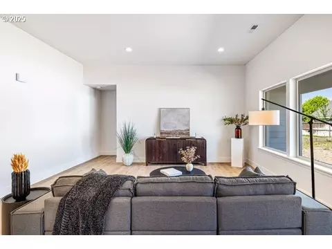 Living - 314 Sage St, Boardman, OR 97818 photo 2 of 3