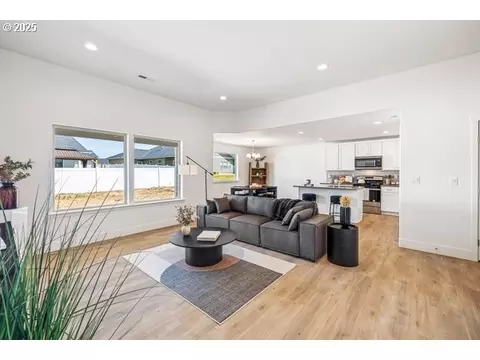 Living - 314 Sage St, Boardman, OR 97818 photo 3 of 3