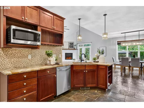 Kitchen - 11858 SE Jed Ct, Sandy, OR 97055 photo 5 of 6