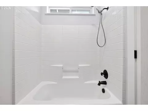 Bath - 11858 SE Jed Ct, Sandy, OR 97055 photo 6 of 6