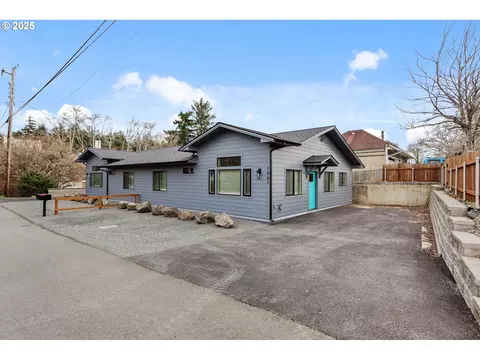 1003 Yew Ave, Coos Bay, OR 97420