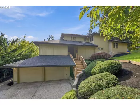 Exterior - 541 Spyglass Dr, Eugene, OR 97401 photo 4 of 13