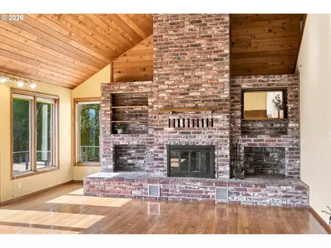Living - 541 Spyglass Dr, Eugene, OR 97401 photo 6 of 6