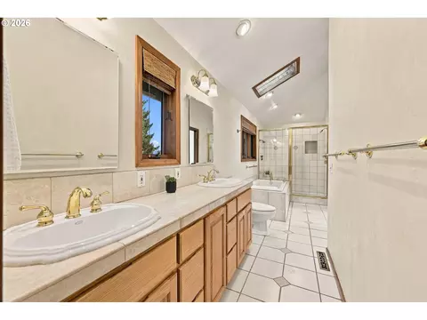 Bath - 541 Spyglass Dr, Eugene, OR 97401 photo 1 of 5