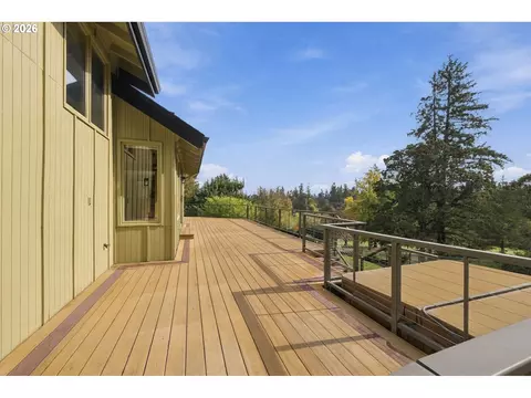 Exterior - 541 Spyglass Dr, Eugene, OR 97401 photo 7 of 13