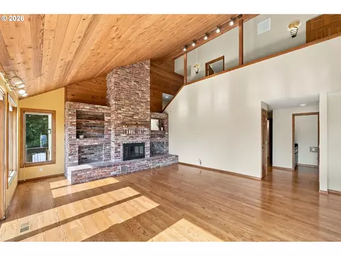 Living - 541 Spyglass Dr, Eugene, OR 97401 photo 5 of 6
