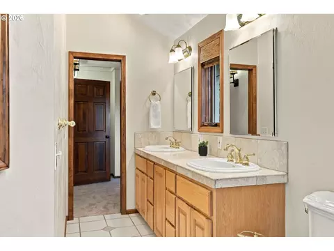Bath - 541 Spyglass Dr, Eugene, OR 97401 photo 3 of 5