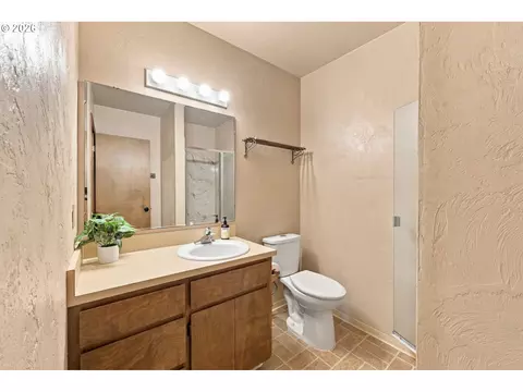 Bath - 541 Spyglass Dr, Eugene, OR 97401 photo 5 of 5
