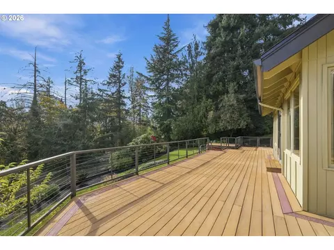 Exterior - 541 Spyglass Dr, Eugene, OR 97401 photo 6 of 13