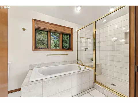 Bath - 541 Spyglass Dr, Eugene, OR 97401 photo 2 of 5