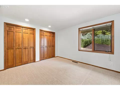 Bedroom - 541 Spyglass Dr, Eugene, OR 97401 photo 5 of 6