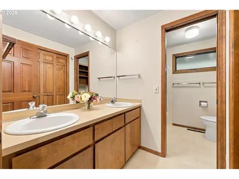 Bath - 541 Spyglass Dr, Eugene, OR 97401 photo 4 of 5