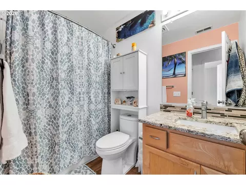 Bath - 1647 Hamlet Ln, Eugene, OR 97402 photo 1 of 2