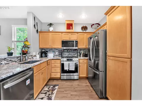 Kitchen - 1647 Hamlet Ln, Eugene, OR 97402 photo 2 of 3
