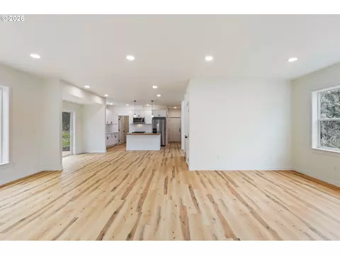 Living - 610 Terrace Dr, Glide, OR 97443 photo 5 of 9