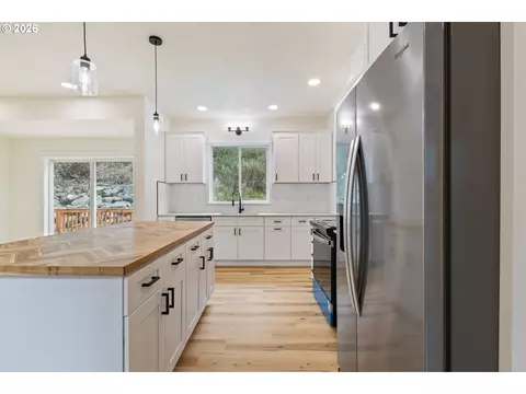 Kitchen - 610 Terrace Dr, Glide, OR 97443 photo 7 of 7
