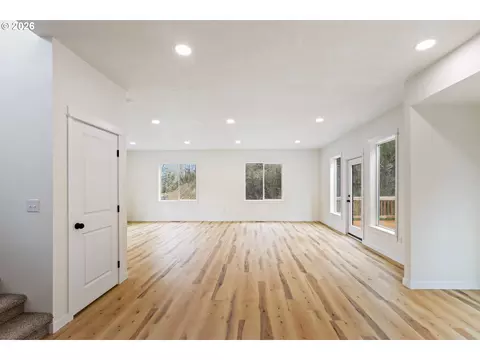 Living - 610 Terrace Dr, Glide, OR 97443 photo 8 of 9