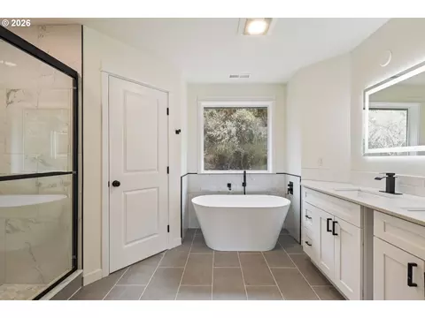 Bath - 610 Terrace Dr, Glide, OR 97443 photo 2 of 6