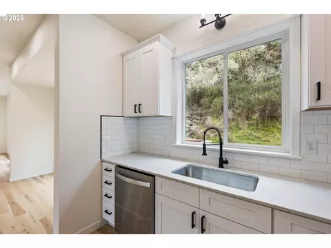 Kitchen - 610 Terrace Dr, Glide, OR 97443 photo 3 of 7