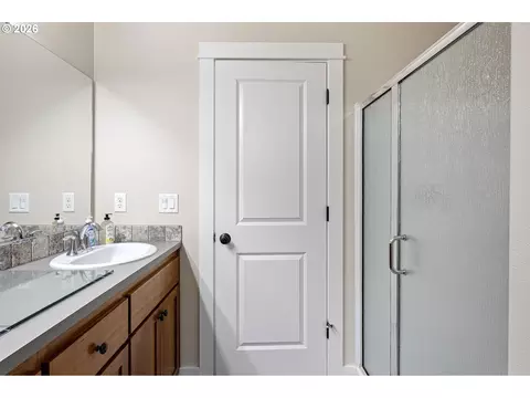 Bath - 963 Pennington Ct, Eugene, OR 97404 photo 3 of 5