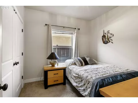 Bedroom - 963 Pennington Ct, Eugene, OR 97404 photo 4 of 5