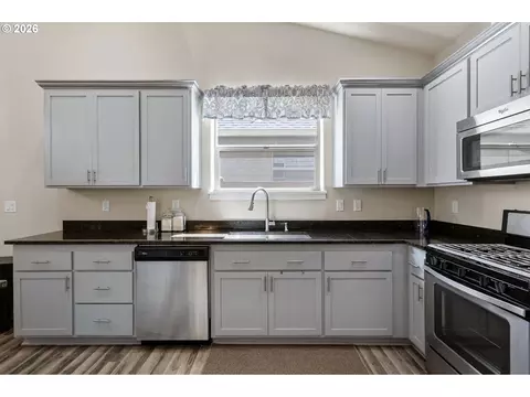 Kitchen - 963 Pennington Ct, Eugene, OR 97404 photo 4 of 5