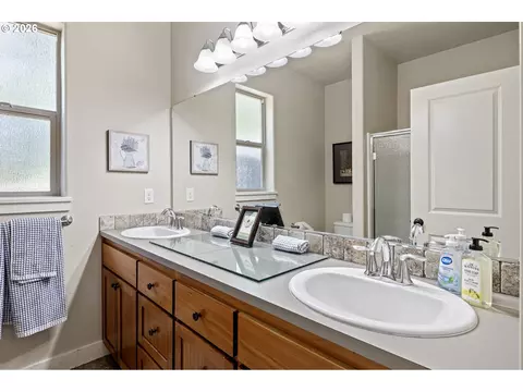 Bath - 963 Pennington Ct, Eugene, OR 97404 photo 2 of 5