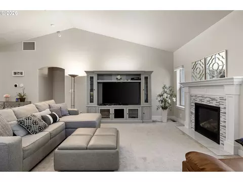 Living - 963 Pennington Ct, Eugene, OR 97404 photo 2 of 4