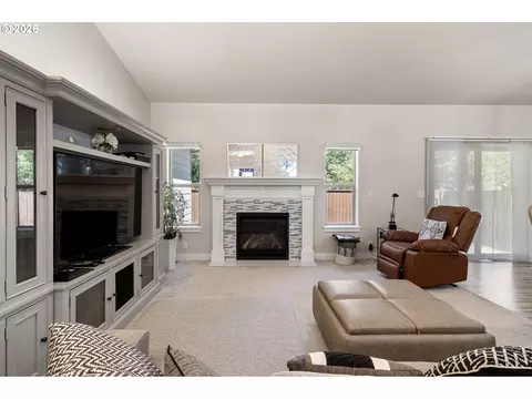 Living - 963 Pennington Ct, Eugene, OR 97404 photo 3 of 4