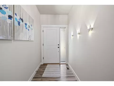 Entry Way - 963 Pennington Ct, Eugene, OR 97404 photo 2 of 4