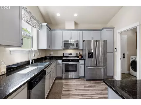 Kitchen - 963 Pennington Ct, Eugene, OR 97404 photo 3 of 5
