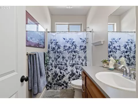 Bath - 963 Pennington Ct, Eugene, OR 97404 photo 4 of 5