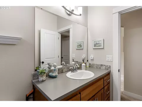Bath - 963 Pennington Ct, Eugene, OR 97404 photo 5 of 5