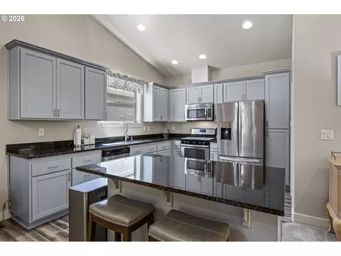 Kitchen - 963 Pennington Ct, Eugene, OR 97404 photo 2 of 5