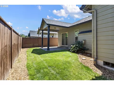 Exterior - 963 Pennington Ct, Eugene, OR 97404 photo 7 of 8