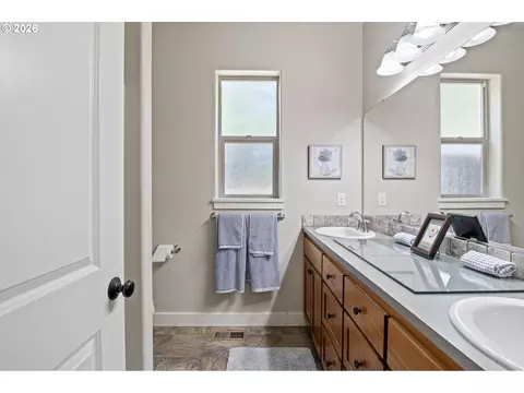 Bath - 963 Pennington Ct, Eugene, OR 97404 photo 1 of 5