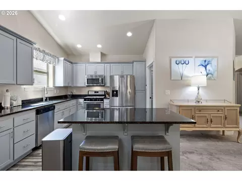 Kitchen - 963 Pennington Ct, Eugene, OR 97404 photo 5 of 5
