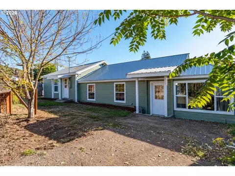 1618 SE Cobb St, Roseburg, OR 97470