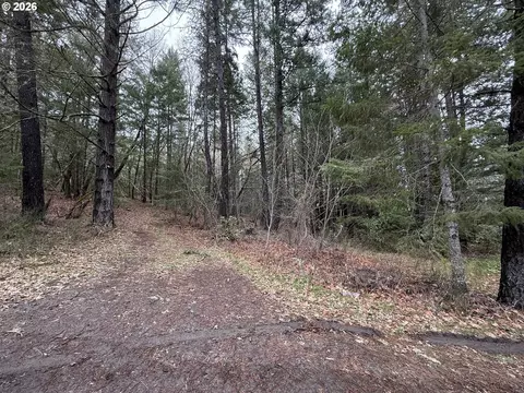 907 Riverbanks Rd, Grants Pass, OR 97527