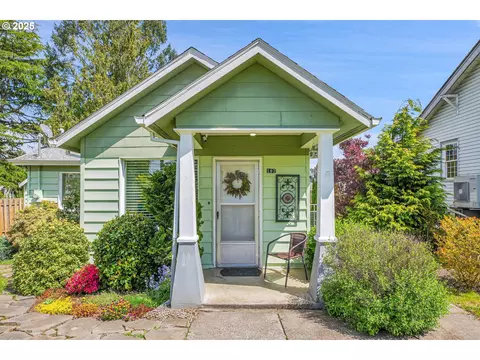 107 2nd St, Gaston, OR 97119