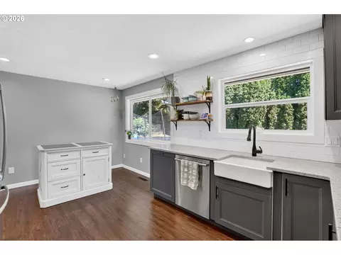 Kitchen - 985 NW 3rd St, Gresham, OR 97030 photo 3 of 4