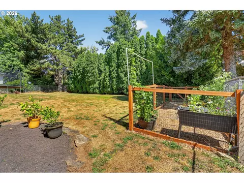 Exterior - 985 NW 3rd St, Gresham, OR 97030 photo 4 of 6