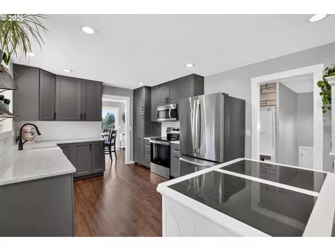 Kitchen - 985 NW 3rd St, Gresham, OR 97030 photo 1 of 4