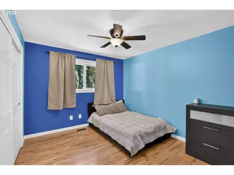 Bedroom - 985 NW 3rd St, Gresham, OR 97030 photo 4 of 5