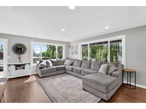 Living - 985 NW 3rd St, Gresham, OR 97030 photo 1 of 3