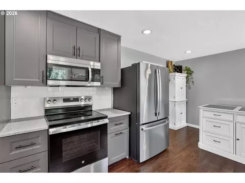 Kitchen - 985 NW 3rd St, Gresham, OR 97030 photo 2 of 4