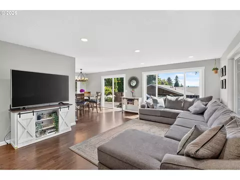 Living - 985 NW 3rd St, Gresham, OR 97030 photo 2 of 3