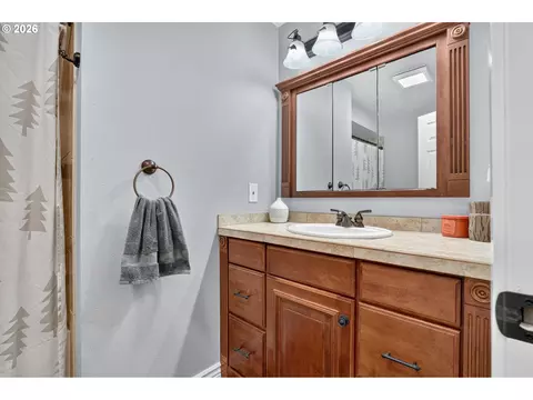 Bath - 985 NW 3rd St, Gresham, OR 97030 photo 2 of 3
